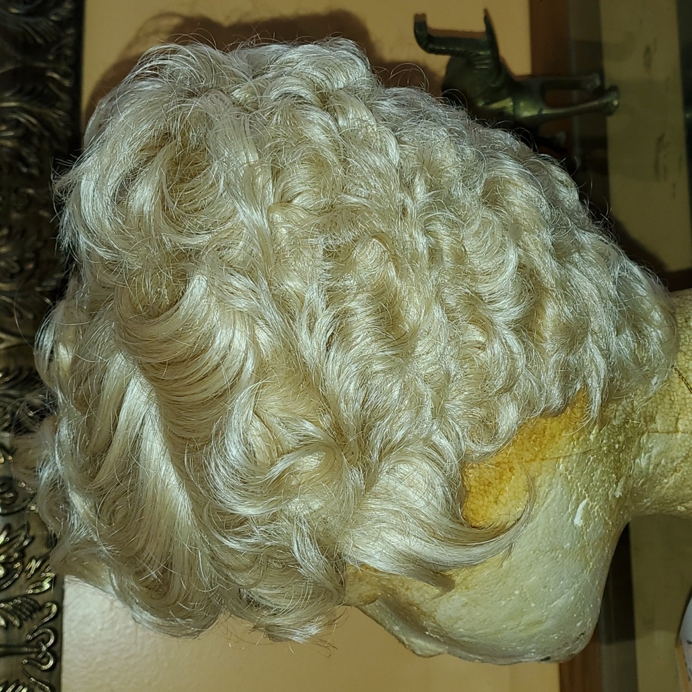 🆕️It's a wig  Platinum blonde - Picture 4 of 9